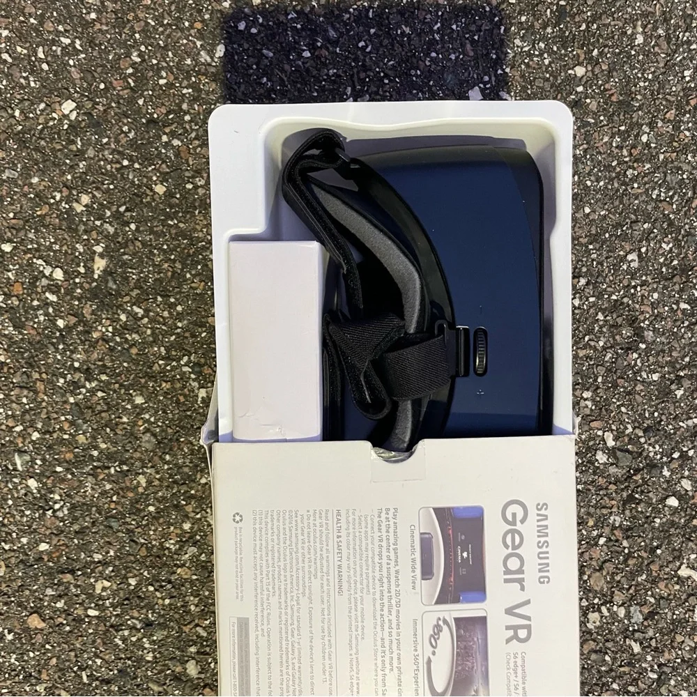 Samsung Gear VR Oculus Headset SM-R323 w/ Box Adapter Included
